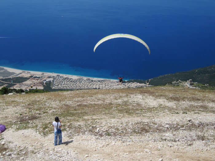 Gleitschirmflieger startet vom Llogara-Pass in Albainen auf 1000 Meter Höhe ins Blau der Adria hinein.