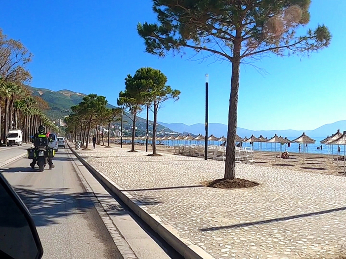 Strandpromenade der albanischen Reviera in Vlora, Albanien