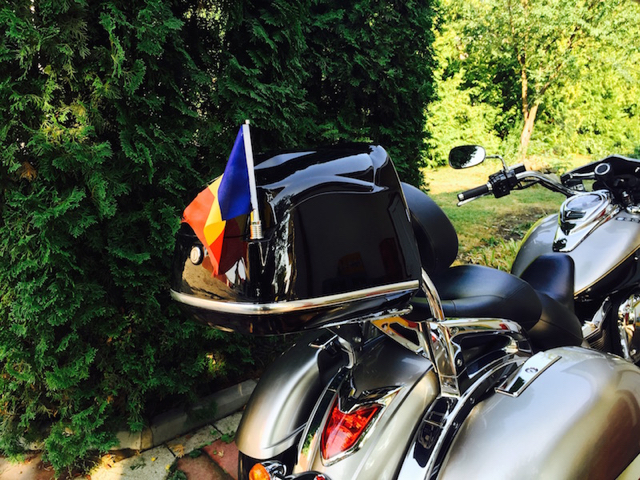 Rumänische Flagge am Motorrad als Zeichen des Respektes auf der Motorradreise durch Rumänien