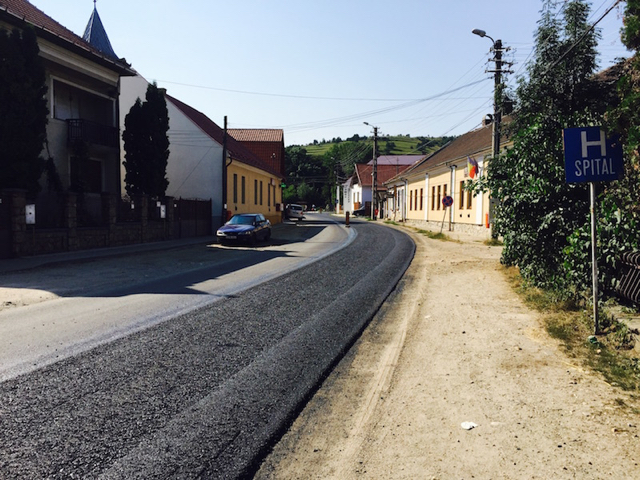 ROMOTOUR | Frisch geteerte Straße auf der Rumänien-Motorradreise mit Käpt'n Eddy (geführte Motorradtour durch Rumänien)