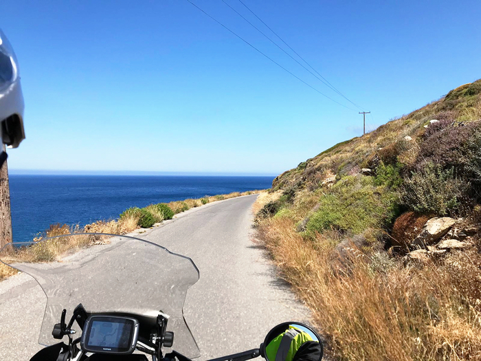 Schöne Nebenstrecke am Meer entlang bei einer Motorradtour durch Griechenland 