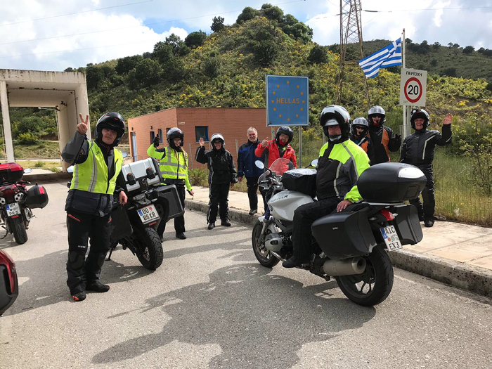 Motorradtour-Gruppe freut sich an der Grenze von Albanien nach Griechenland