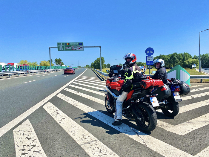 Rumänien-Motorradtour: Motorradreise mit Käpt'n Eddy von ROMOTOUR - Zwei Biker mit ihren Motorrädern an der Grenze von Ungarn nach Rumänien