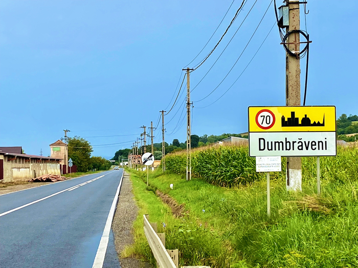 Rumänien-Motorradtour: Motorradreise mit Käpt'n Eddy von ROMOTOUR - Ortsschild der rumänischen Kleinstadt Dumbrăveni mit erlaubten 70 km/h innerorts als Tempolimit